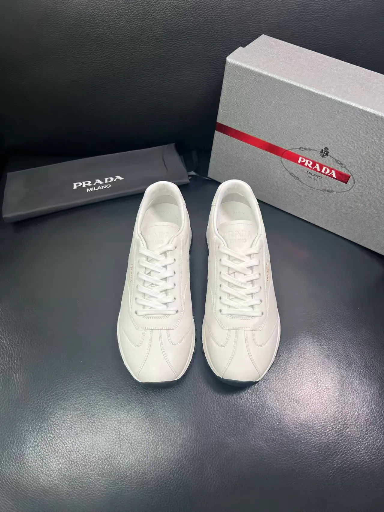 P440 38-45 Prada Prada’s new men’s leather sneakers, the highest version on the market, any comparison is welcome🆚! The original leather has excellent texture and is super high-end! Fetal sheep net lining imported from Italy, removable pad! Luxurious materials and fine workmanship, highly recommended! No. 058